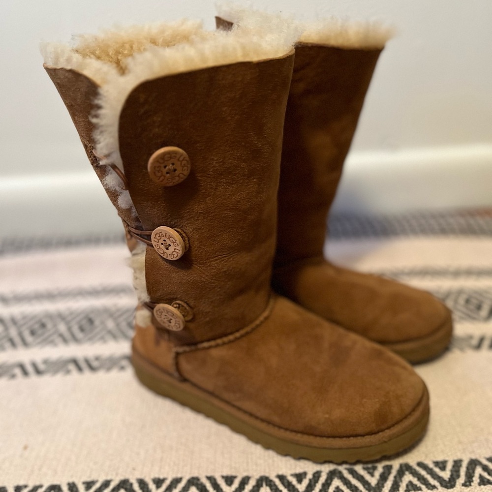UGG Girls' Bailey Button Triplet II Boots (Youth)